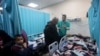 Một người đàn ông bị thương trong vụ không kích của Israel nằm trên giường bệnh tại bệnh viện Nasser ở Khan Younis.