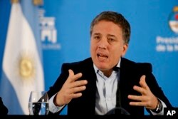 Archivo - El ministro de Economía de Argentina, Nicolás Dujovne, habla con la prensa en la Quinta de Olivos, la residencia presidencial en Buenos Aires, Argentina, el 17 de abril de 2019.