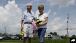 George Schatzlein y Linda Cripe buscan juguetes para niños en una venta de jardín en Greenfield, Indiana.