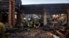 Bomberos trabajan en el sitio de impacto de un dron ruso en la región de Kyiv, Ucrania, el 26 de febrero de 2025. (REUTERS/Thomas Peter)
