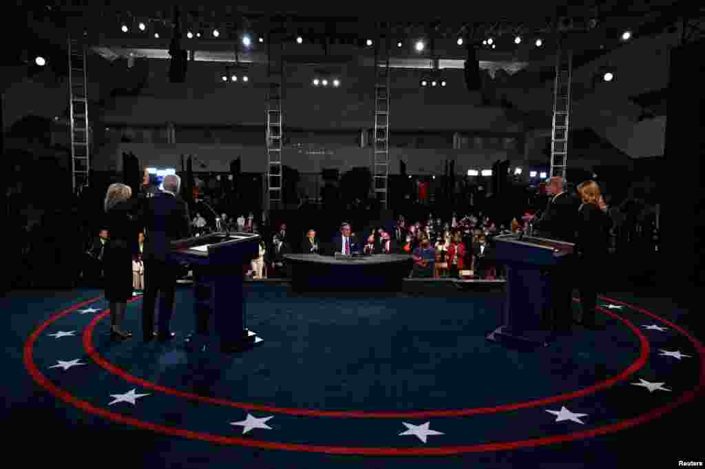 Los participantes junto a sus esposas posan para las c&#225;maras en el escenario al final del primer debate presidencial en la Universidad Case Western Reserve en Cleveland, Ohio.