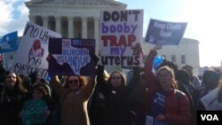 Manifestantes a favor del aborto protestan frente a la Corte Suprema en Washington, el miércoles 2 de marzo de 2016, antes de que el máximo tribunal considere un caso sobre una ley de aborto en Texas.