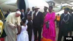El papa Francisco es recibido por niños al llegar a Uganda. Nov. 27 de 2015