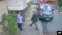 Imagen de las cámaras de seguridad del consulado saudí en Turquía, obtenida por el periódico Hurriyet. Se observa cómo el periodista Jamal Khashoggi ingresa al consulado el 2 de octubre de 2018.