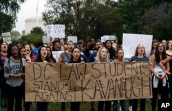 Activistas protestan en el jardín frontal este del Capitolio de Estados Unidos por el voto de confirmación del nominado a la Corte Suprema Brett Kavanaugh en el Capitolio, el 6 de octubre de 2018, en Washington.