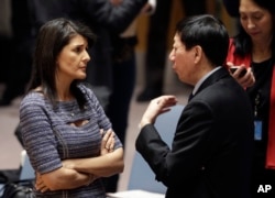 La embajadora de EE.UU. ante la ONU, Nikki Haley, habla con el vice embajador chino Wu Haitao. Dic. 22, 2017.