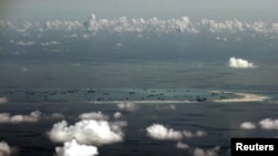 Foto tomada desde un avión militar filipino muestra la presenta toma de tierras por parte de China en un arrecife de las islas Spratly en el Mar de China Meridional.