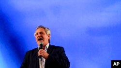 El candidato presidencial Alberto Fernández promete regresar a los programas populares del kirchnerismo en Argentina.