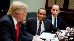 "La represión contra los delincuentes ilegales es simplemente el cumplimiento de mi promesa de campaña. Los pandilleros, los narcotraficantes y otros están siendo expulsados", tuiteó Trump.