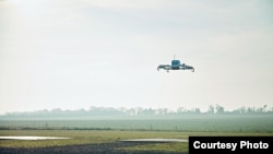 Un drone de Amazon Prime Air en pleno vuelo para hacer una entrega. Cortesía Amazon.