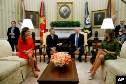El presidente Donald Trump y el presidente argentino Mauricio Macri con sus esposas en la Oficina Oval. Abril 27 de 2017.