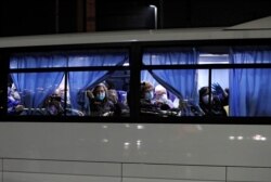 Autobuses que transportan a los pasajeros estadounidenses del crucero Diamond Princess, donde decenas de personas dieron positivo por coronavirus, salen en la Terminal de Cruceros Daikoku Pier en Yokohama, al sur de Tokio, Japón, el 17 de febrero de 2020. REUTERS / Issei Kato.