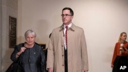 El exprincipal asesor de seguridad nacional del presidente Donald Trump, Tim Morrison, llega a una reunión a puerta cerrada para declarar como parte de la investigación de juicio político al presidente estadounidense. 
