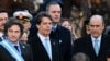 El presidente Javier Milei, acompañado por su ex Jefe de Gabinete, Nicolás Posse (al centro), y el Ministro del Interior de Argentina, Guillermo Francos, en la Catedral Metropolitana de Buenos Aires el 25 de mayo de 2024. Francos asumirá como Jefe de Gabinete de Argentina.
