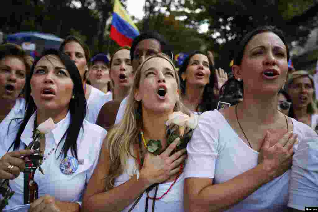 Maria Corina Machado (derecha), junto a Lilian Tintori (centro), esposa de Leopoldo López, quien se encuentra en prisión, lideran una nueva protesta antigubernamental en Caracas, Venezuela. 