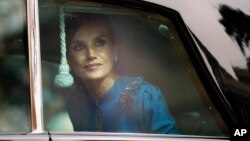 ARCHIVO - La reina Letizia de España abandona el parlamento español después del juramento de lealtad a la Constitución por parte de su hija, la princesa Leonor, durante un evento de gala que la hace elegible para ser reina de España algún día, Madrid, el 31 de octubre de 2023.