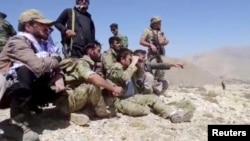 Miembros del Frente Nacional de Resistencia de Afganistán en un punto de observación en el valle de Panjshir, en el norte del país. Foto del FNR transmitida por Reuters.