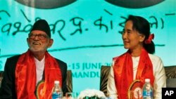မြန်မာ့အတိုက်အခံ ခေါင်းဆောင် ဒေါ်အောင်ဆန်းစုကြည်နဲ့ နီပေါဝန်ကြီးချုပ် Sushil Koirala (ဂျွန် ၁၄၊ ၂၀၁၄)