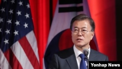 문재인 한국 대통령이 28일 워싱턴 DC 미국 상공회의소에서 열린 비즈니스 서밋에서 연설하고 있다. 