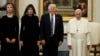 El papa Francisco posa junto al presidente Trump, su esposa Melania, y su hija Ivanka.