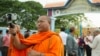 រូបឯកសារ៖ ព្រះតេជគុណ សកម្មជន លួន សុវាត កំពុងថតសកម្មភាពទូទៅ នៅខាងមុខមណ្ឌលអប់រំកែប្រែទី១ កាលពីល្ងាចថ្ងៃទី២៧ ខែសីហា ឆ្នាំ ២០១៨ រាជធានីភ្នំពេញ ប្រទេសកម្ពុជា។ (ទុំ ម្លិះ/វីអូអេ)