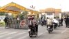 អាជ្ញាធរ​យាមល្បាត​ព្រំប្រទល់​ទីក្រុង​ភ្នំពេញ​និង​ខេត្ត​កណ្តាល​បន្ទាប់​មាន​បំរាម​ការ​ធ្វើ​ដំណើរ​អំឡុង​ពិធី​បុណ្យ​ចូលឆ្នាំ​ប្រពៃណី​ខ្មែរ​ នៅ​ថ្ងៃទី​១០ ខែមេសា ឆ្នាំ២០២០។(ទុំ ម្លិះ/VOA)