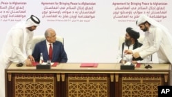 Wakilan Amurka da na Taliban yayin sanya hannu kan yarjejeniyar a Doha, ranar 29 ga watan Fabrairu, 2020