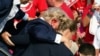 Xüsusi Xidmətin əməkdaşları qulağndan qan axdığı görünən Donald Trampı təşvqiat mitinqində atəş açıqldıqdan sonra səhnədən çıxarır. Batler, Pennsilvaniya. 13 iyul, 2024.