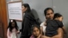 En esta foto de archivo de julio de 2017, Vanessa Mae Rodel con su hija Keana (a la izquierda) esperan en la oficina de la Junta de Apelación de Reclamaciones de Tortura en Hong Kong. Vanessa y su hija recibieron asilo en Canadá el martes.