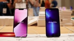 Phong toả COVID ở VN làm Apple chậm giao hàng iPhone 13 | Truyền hình VOA 1/10/21