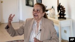 FILE - Pembangkang Kuba Martha Beatriz Roque Cabello saat diwawancarai AP di Havana, Kuba, 23 Februari 2024. (AP/Ramon Espinosa)