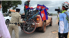 មន្ត្រីប៉ូលិសកំពុងចាប់យកកង់របស់ក្រុមយុវជនមាតាធម្មជាតិ ដែលមានគម្រោងជិះកង់ពីកោះកុង ទៅកាន់ទីក្រុងភ្នំពេញ ដើម្បីដាក់ញត្តិស្នើសុំឲ្យរដ្ឋាភិបាលដាក់ «កោះកុងក្រៅ» ជាតំបន់ការពារ នៅខេត្តកោះកុង ថ្ងៃទី៣ ខែមិថុនា ឆ្នាំ២០២០។ (រូបថតដកស្រង់ពីហ្វេសប៊ុកអាឡិច ហ្គន់សាឡេស ដេវិតសុន)