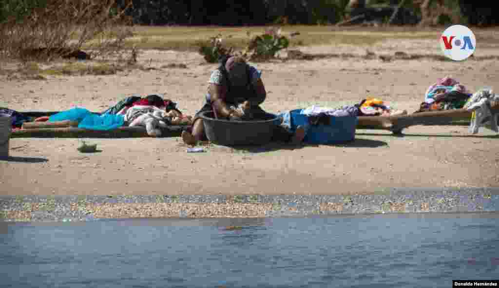 Cientos de familias ubicadas en los alrededores de la Costa Caribe, se&#241;alan que continuar&#225;n esperando la ayuda del Estado. El &#225;rea ahora est&#225; bajo la amenaza de una nueva tormenta tropical llamada Theta, que podr&#237;a convertirse en hurac&#225;n. Foto: Donaldo He
