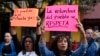 Personas participan en una manifestación frente a la sede del Tribunal Electoral en la Ciudad de Guatemala el 12 de julio de 2023.