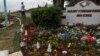 Uno de los sobrevivientes de la matanza de Parkland, Chad Williams, de 19 años, junto al jardín conmemorativo creado en la escuela secundaria Marjory Stoneman Douglas.