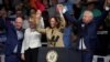 Wakil Presiden AS sekaligus calon presiden dari Partai Demokrat Kamala Harris berfoto bersama calon wakil presiden dari Partai Demokrat, Gubernur Minnesota Tim Walz, di Glendale, Arizona, AS, 9 Agustus 2024. (Foto: REUTERS/Go Nakamura)