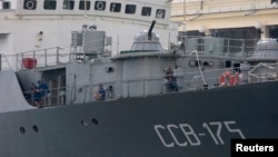 Marineros a bordo del barco ruso Viktor Leonov SSV-175, en el puerto de La Habana.