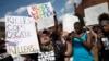 지난 10일 신시내티에서 진행된 '흑인들의 생명도 소중하다(Black Lives Matter)' 시위 참가자들. 경찰에 의한 흑인 총격 사망이 잇따른 데 항의하기 위해 1천명 이상 군중이 모였다.
