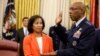 El general Charles 'C.Q.' Brown es juramentado como jefe del Estado Mayor de la Fuerza Aérea, mientras su esposa, Sharine Guilford Brown, sostiene la Biblia en una ceremonia en la Oficina Oval, el 4 de agosto del 2020.