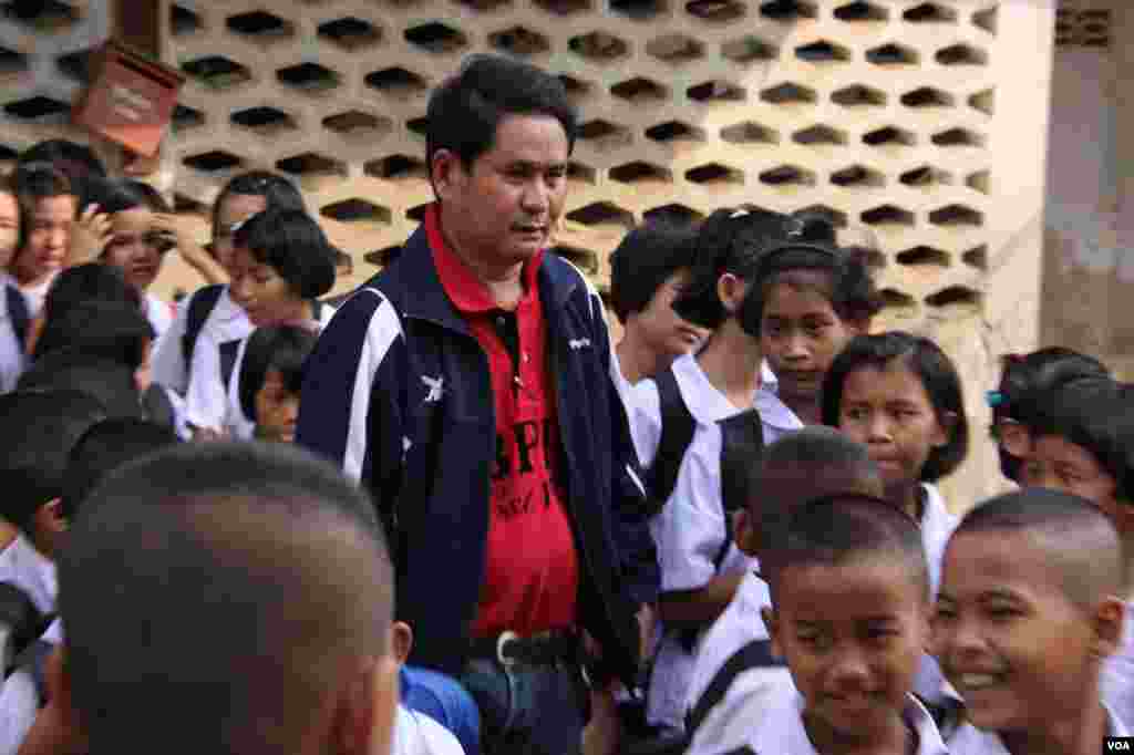 Principal Pisarn Nuntasae with migrant workers' children at Wat Sri Suttharam School in Samutsakhon, Thailand, December 20, 2012. (VOA/D. Schearf)