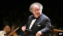 ARCHIVO - El director musical de la Sinfónica de Boston James Levine dirige a la orquesta en Lenox, Massachusetts, el 7 de julio de 2006.