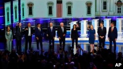 Todos los candidatos demócratas en la segunda noche de debate en Miami, apoyaron legalizar a los inmigrantes que están ilegalmente en el país.