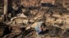 Luke Dexter examina los restos de la propiedad de su padre frente a la playa, devastada por el fuego, después del incendio de Palisades el viernes 10 de enero de 2025 en Malibú, California. (Foto AP/John Locher)