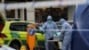 Los oficiales forenses trabajan en la escena de un apuñalamiento en el Puente de Londres, en el que murieron dos personas, en Londres, Gran Bretaña.