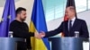Thủ tướng Đức Olaf Scholz và Tổng thống Ukraine Volodymyr Zelenskyy bắt tay tại cuộc họp báo ở Berlin, Đức, ngày 16/2/2024.