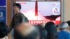 미-한 연합연습 이틀째인 6일 한국 서울역에 설치된 TV에서 북한의 미사일 추가 발사 관련 속보가 나오고 있다.