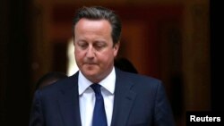 El primer ministro británico, David Cameron, sale del número 10 de Downing Street para dirigirse al Parlamento. Camerón quedó sin el apoyo del parlamento en el tema de Siria.