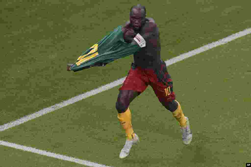 A pesar de que le acabaría costando la segunda tarjeta amarilla y de que el resultado no impedía la eliminación de su equipo, Vincent Aboubakar celebró por todo lo alto su gol a Brasil, que a la postre le acabaría dando la victoria a Camerún.