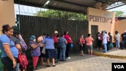 Personas con síntomas de coronavirus hacen fila en un hospital de Managua, Nicaragua.