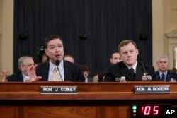 El director del FBI, James Comey, izquierda, y el director de la Agencia Nacional de Inteligencia (NSA) Michael Rogers, derecha, testifican en el Congreso, marzo 20, 2017, ante la Comisión de Inteligencia de la Cámara de Representantes